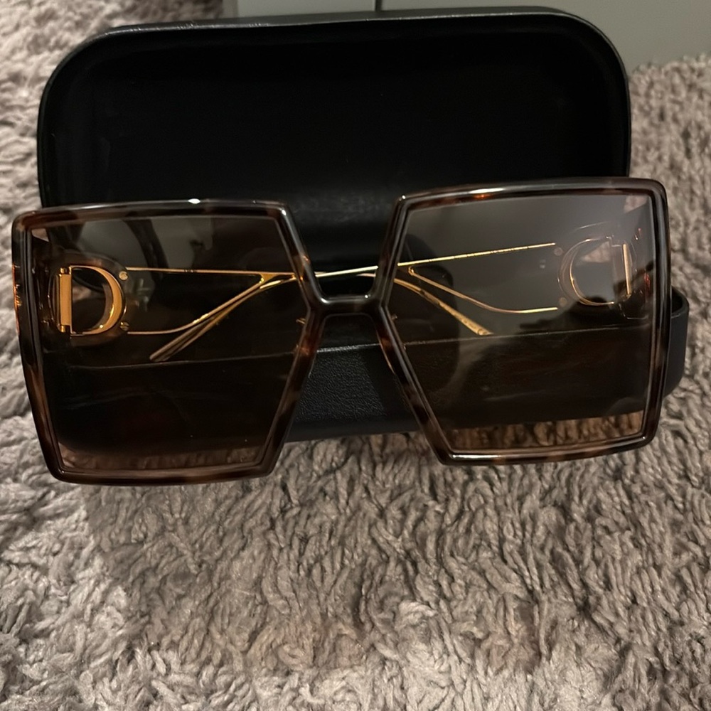 Dior 30Montaigne SU oversized sunglasses
💯% Authentic